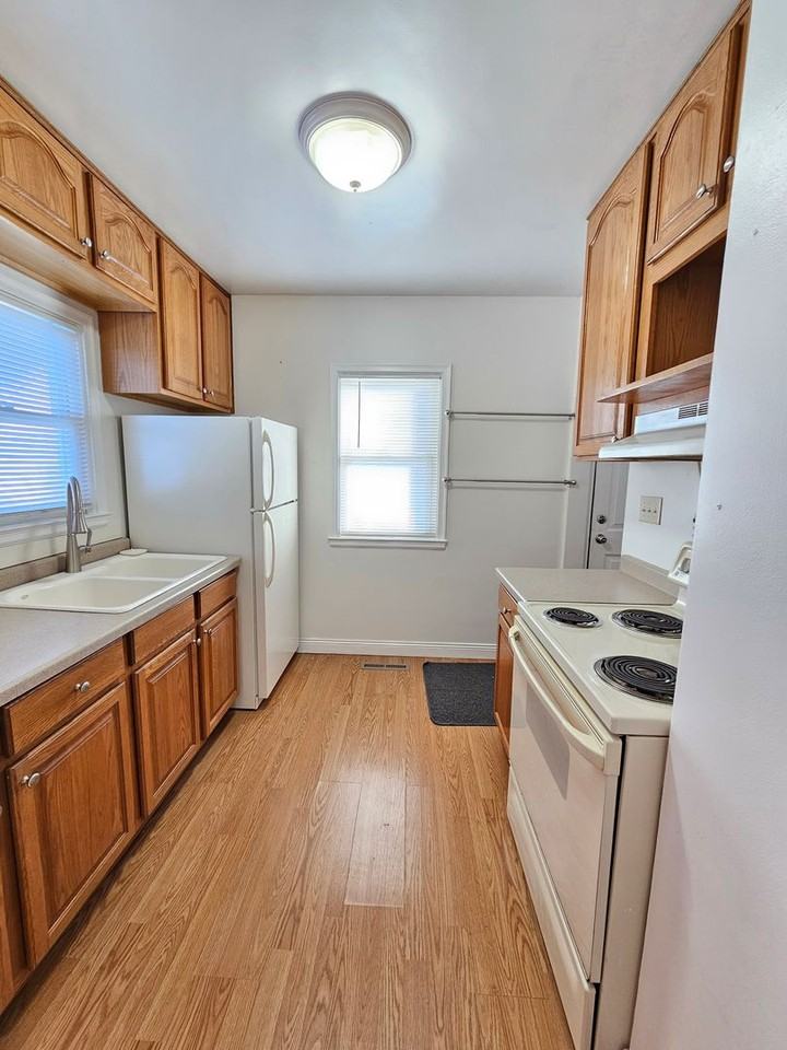 1421 Baker St - Photo 2 of 18