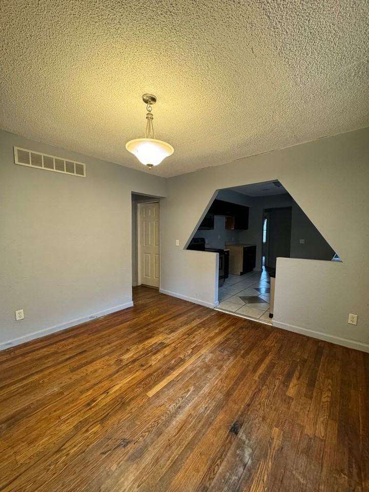 4237 E 62nd St - Photo 5 of 28