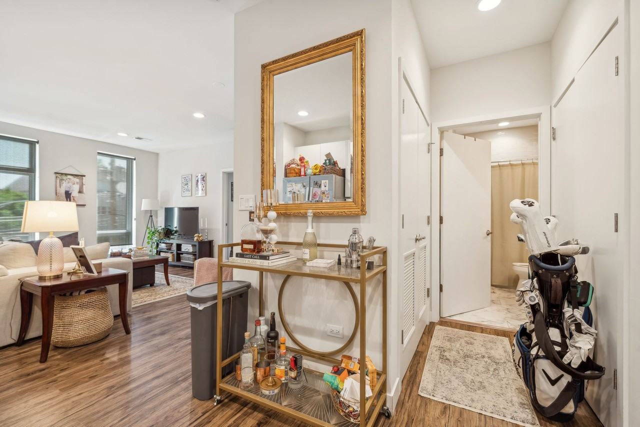 1045 W Cornelia - Photo 3 of 25
