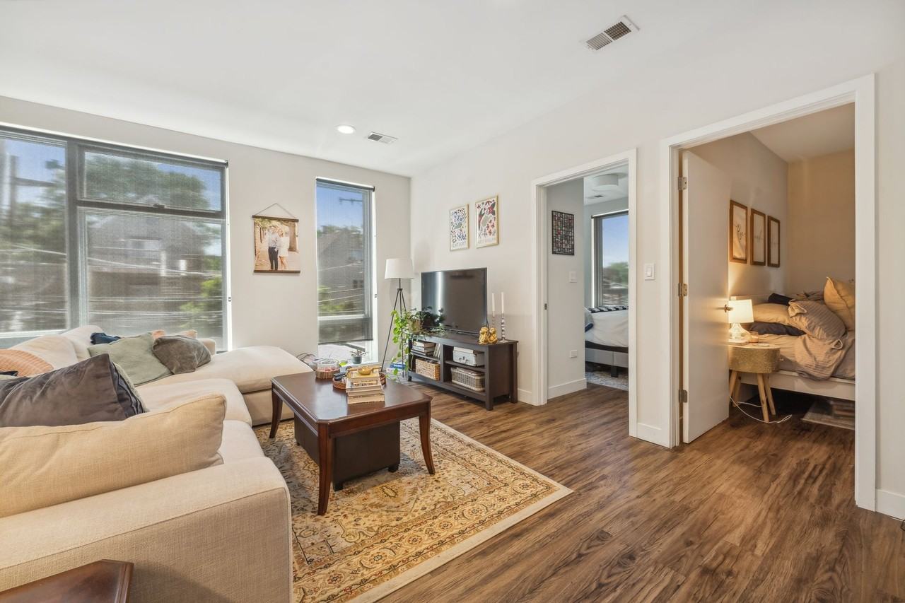 1045 W Cornelia - Photo 4 of 25