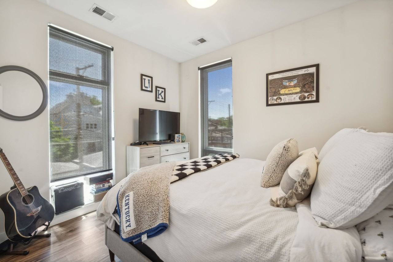 1045 W Cornelia - Photo 6 of 25