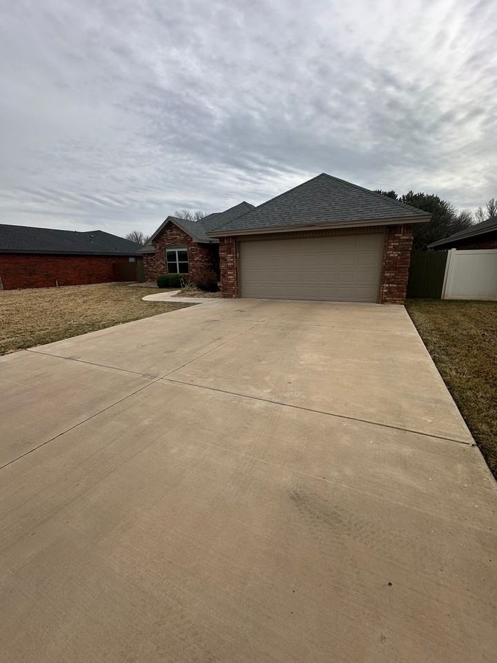 129 Mariposa Dr - Photo 2 of 32