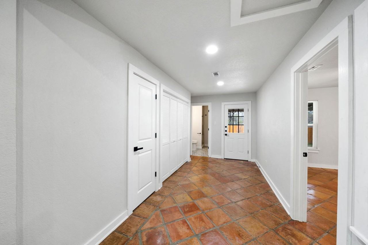 1046 Hillcrest Dr - Photo 3 of 25