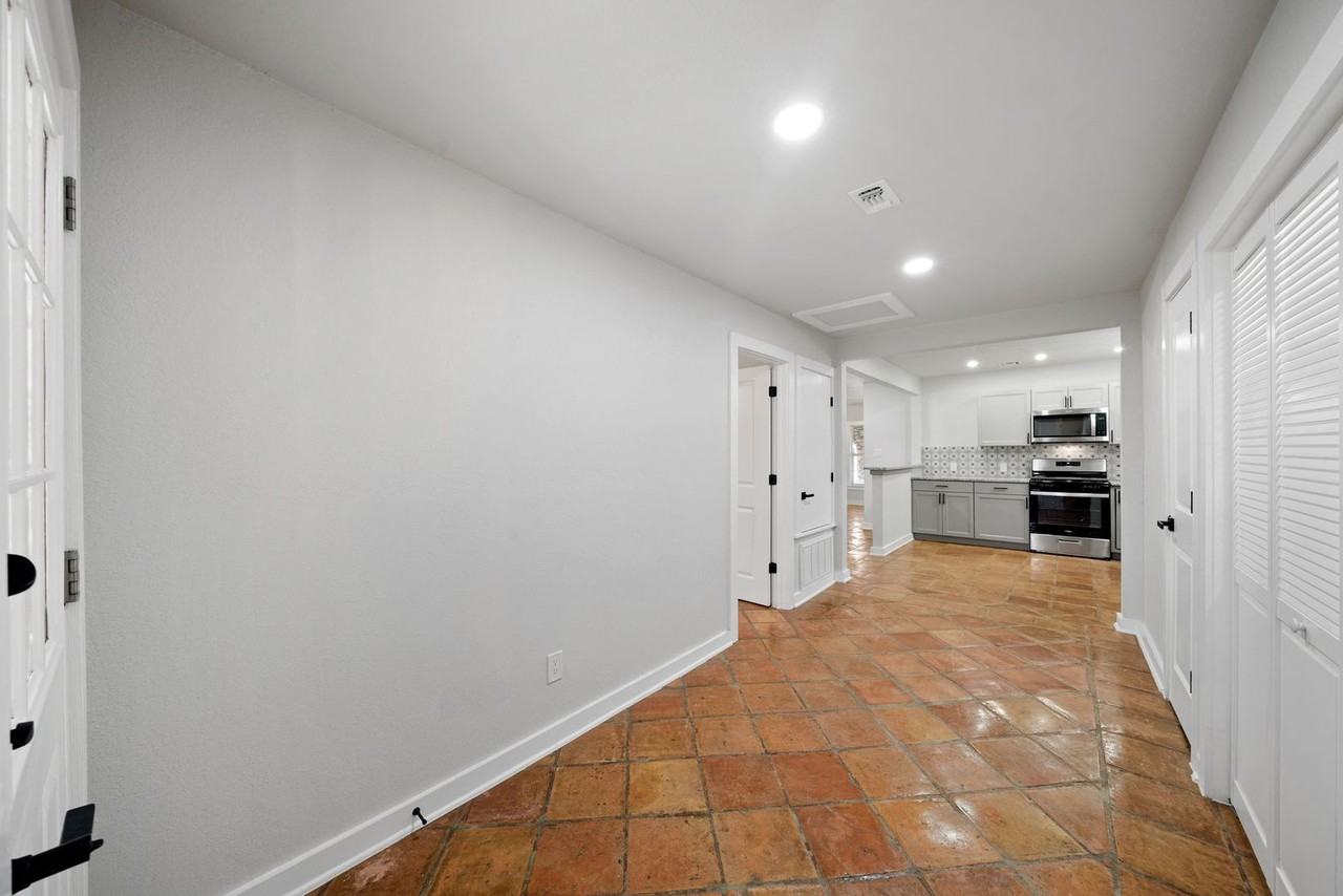 1046 Hillcrest Dr - Photo 4 of 25