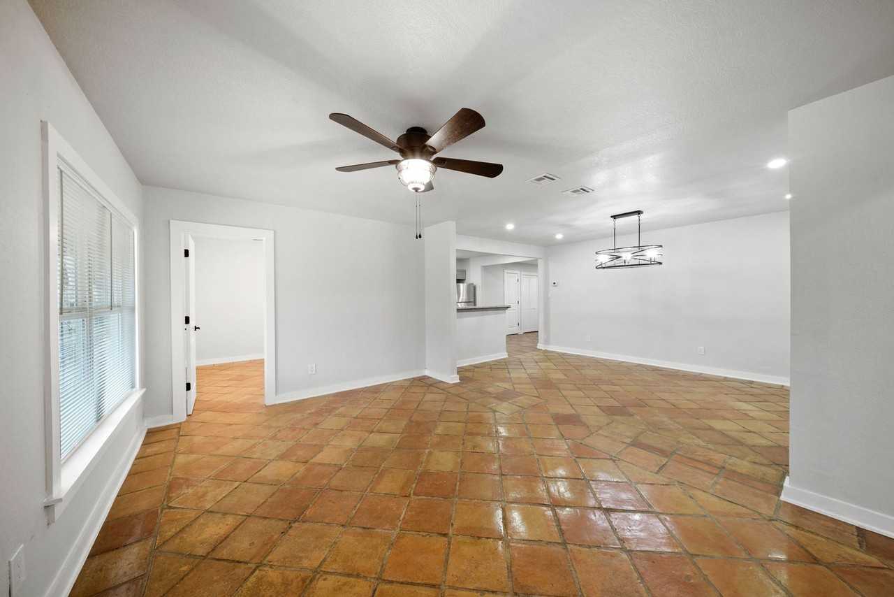 1046 Hillcrest Dr - Photo 5 of 25