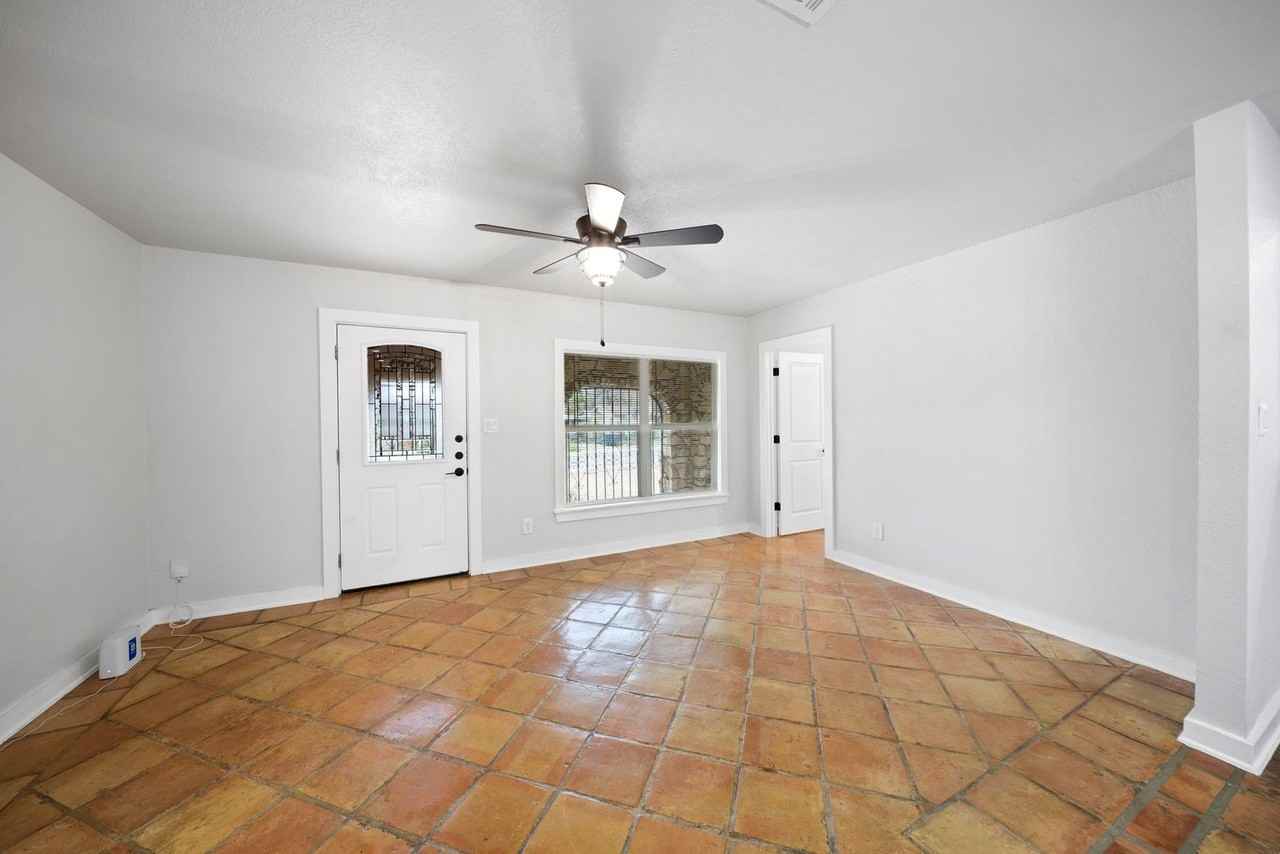 1046 Hillcrest Dr - Photo 6 of 25