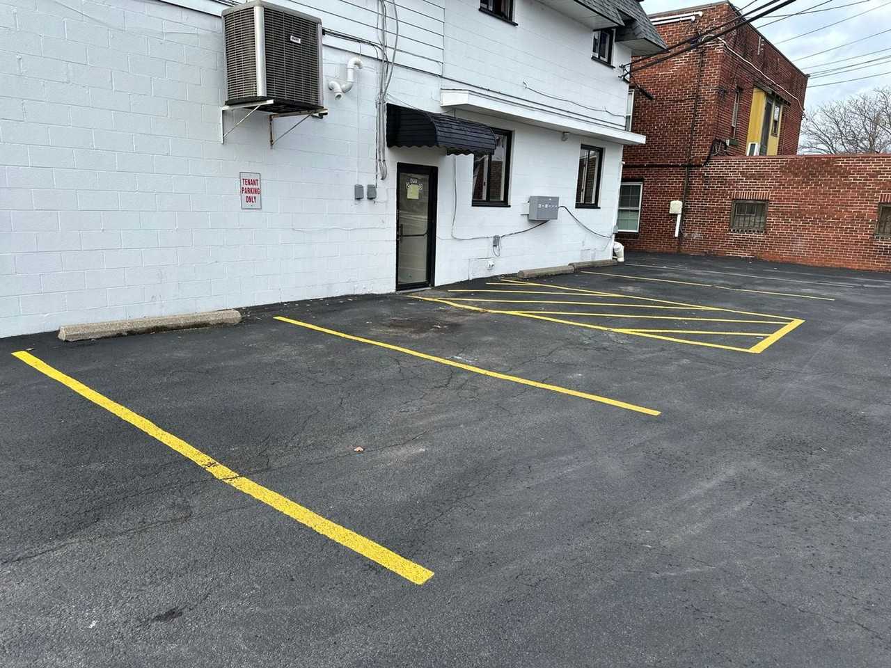 Spacious 2 Bedroom Apartment in the Heart of Kenmore – Available Now! - Photo 2 of 3