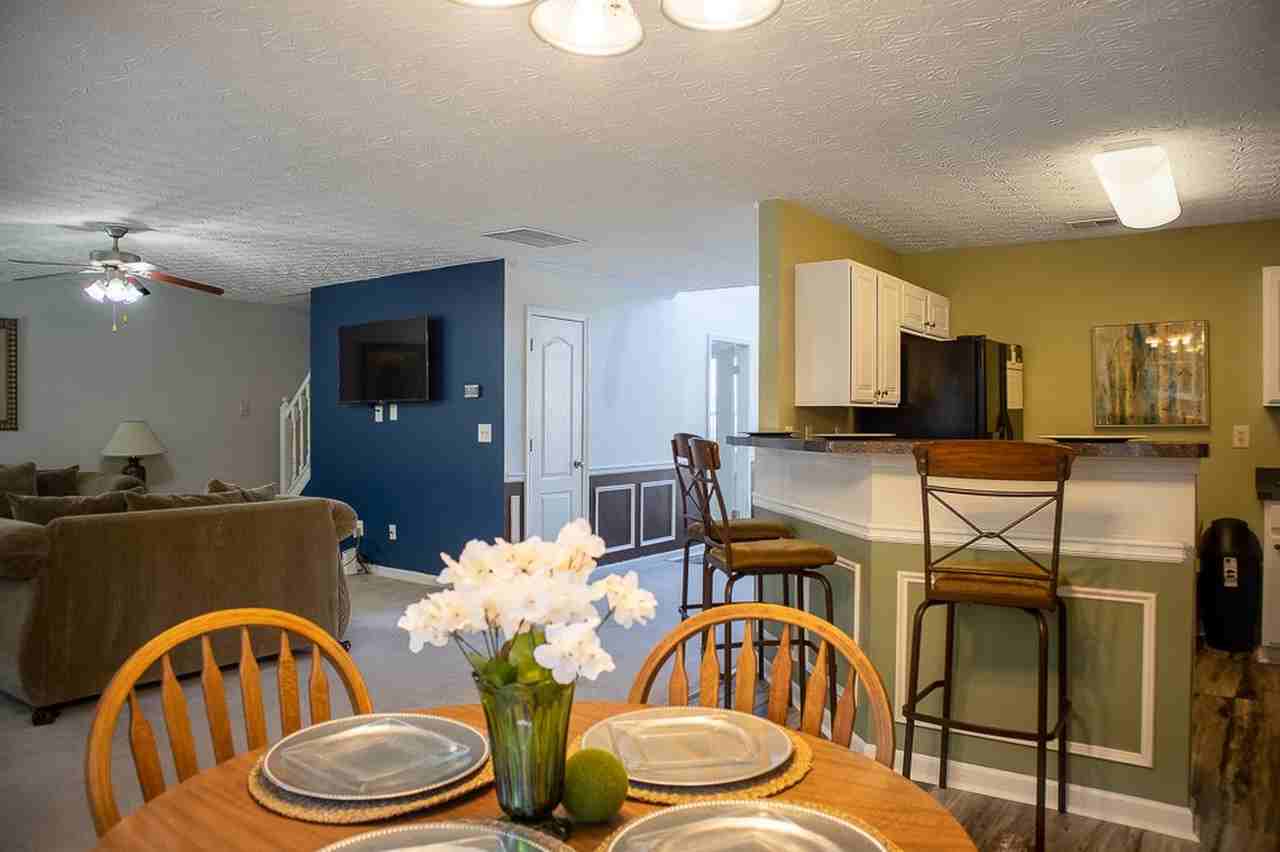 Grand College Park estate with elegance, space, and timeless beauty - Photo 5 of 19