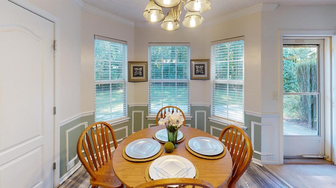 Grand College Park estate with elegance, space, and timeless beauty - Photo 4 of 19