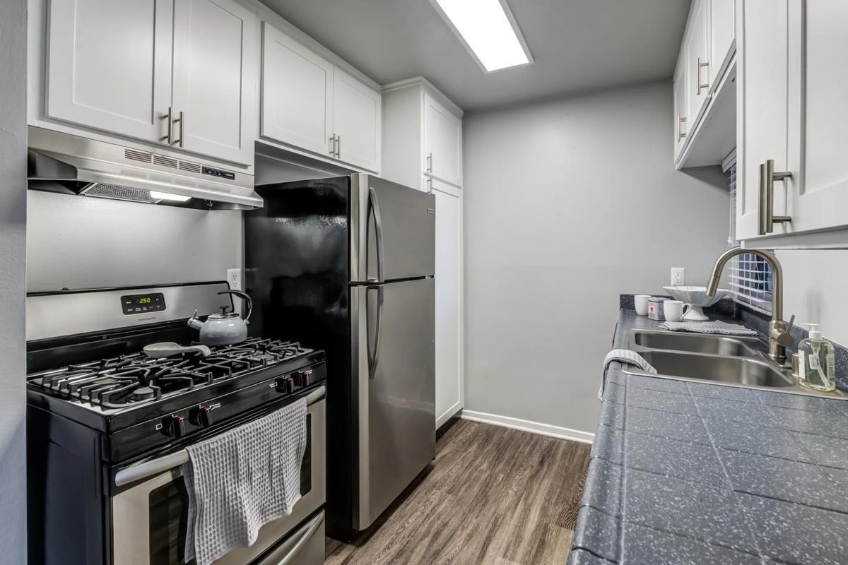 10522 Santa Gertrudes Ave - Photo 7 of 20