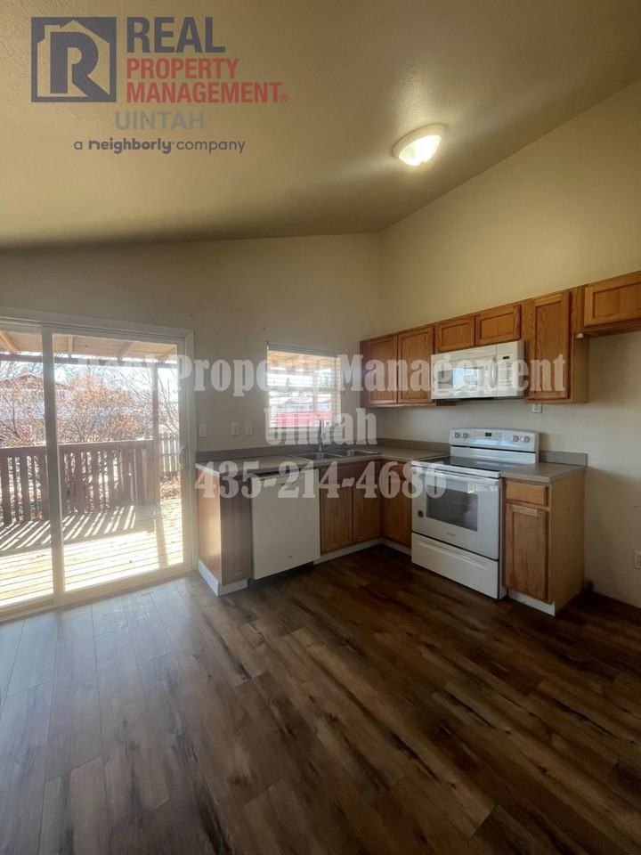 607 N 100 W - Photo 6 of 29