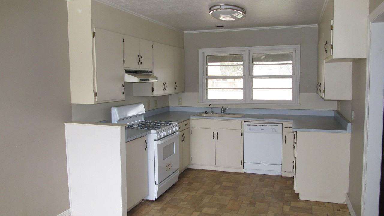 2805 55th St - Photo 3 of 10