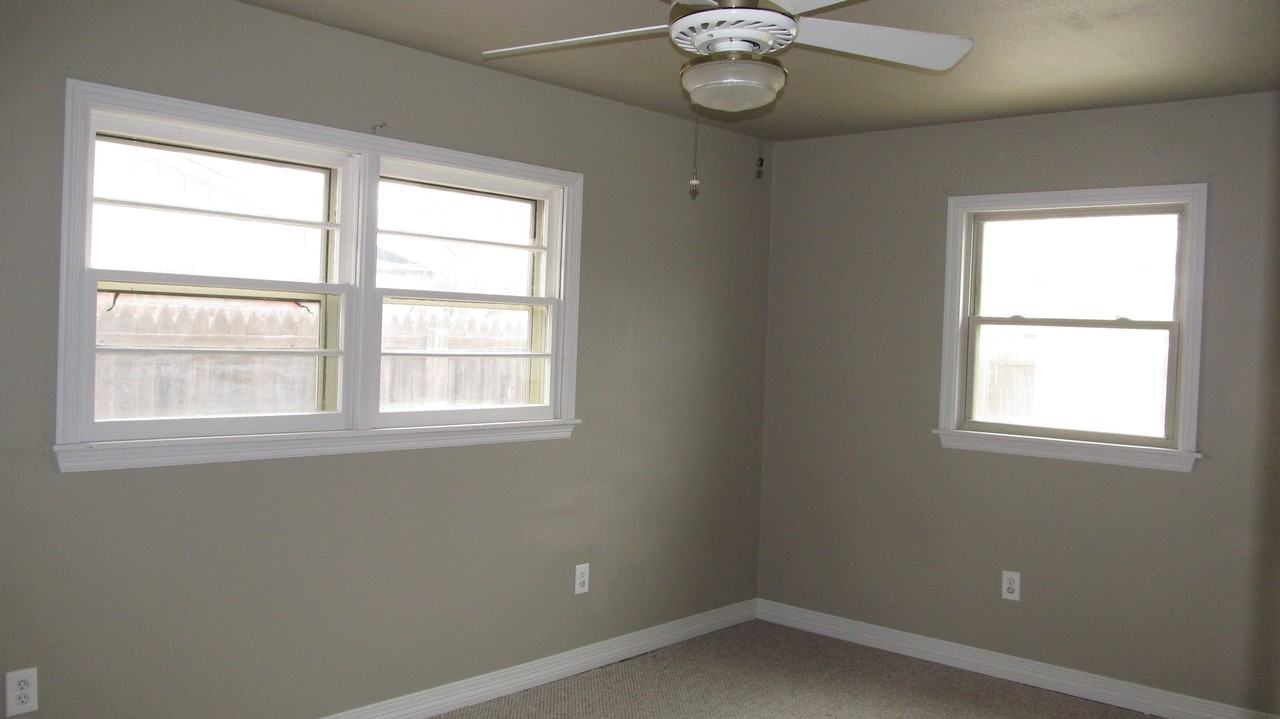 2805 55th St - Photo 6 of 10