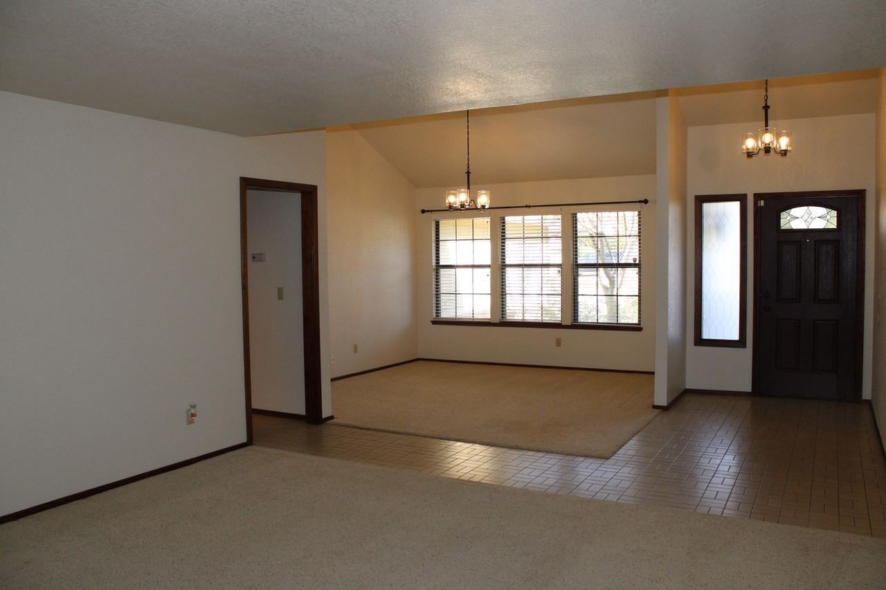 1110 Newport Way - Photo 3 of 23