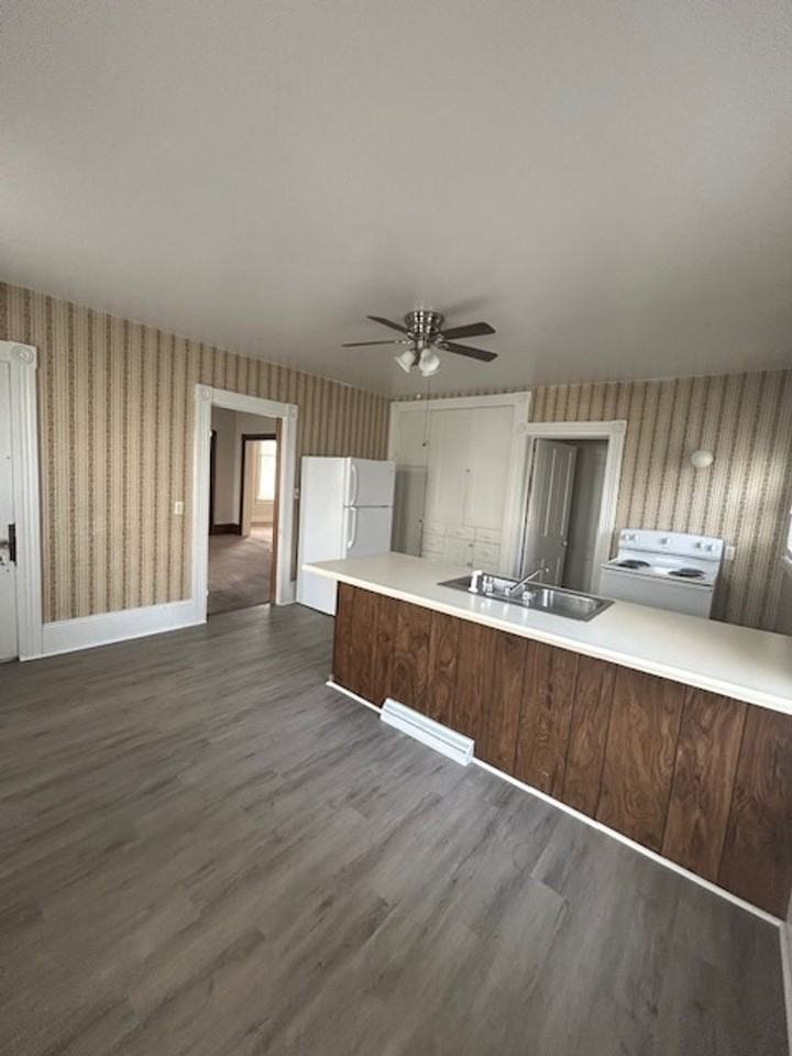 110 E Walnut St - Photo 3 of 12