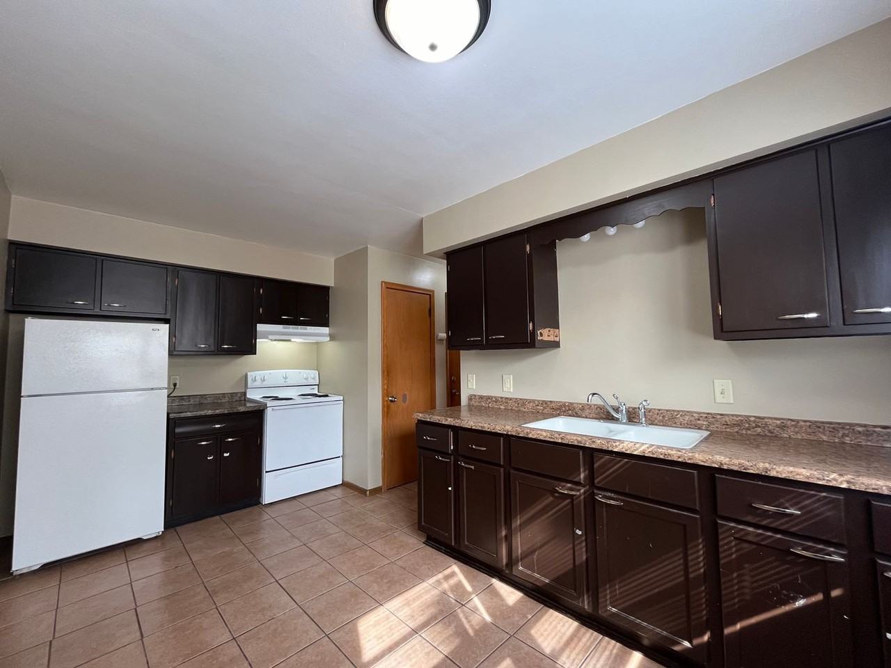1360 Payne Ave - Photo 2 of 25