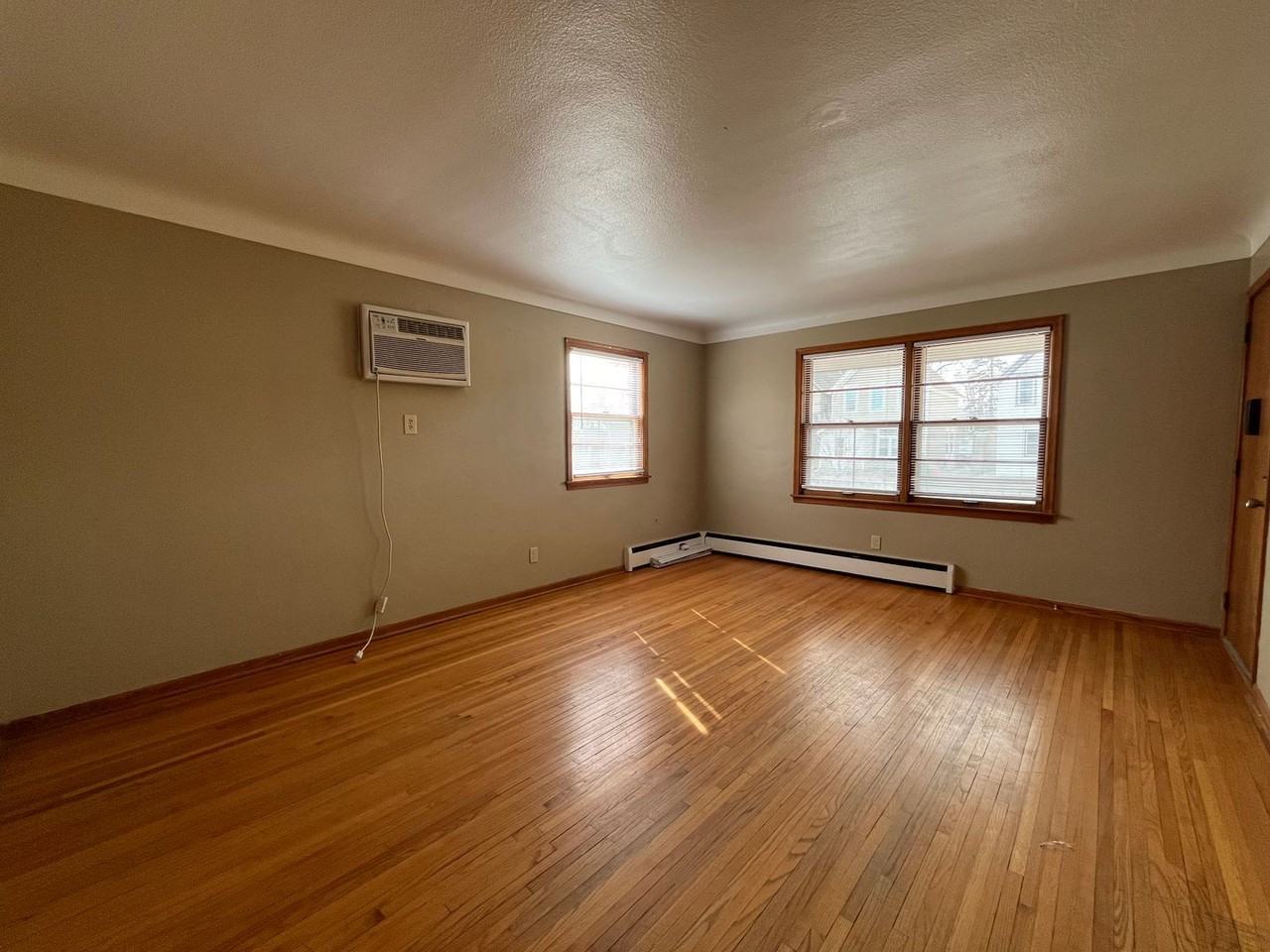 1360 Payne Ave - Photo 4 of 25