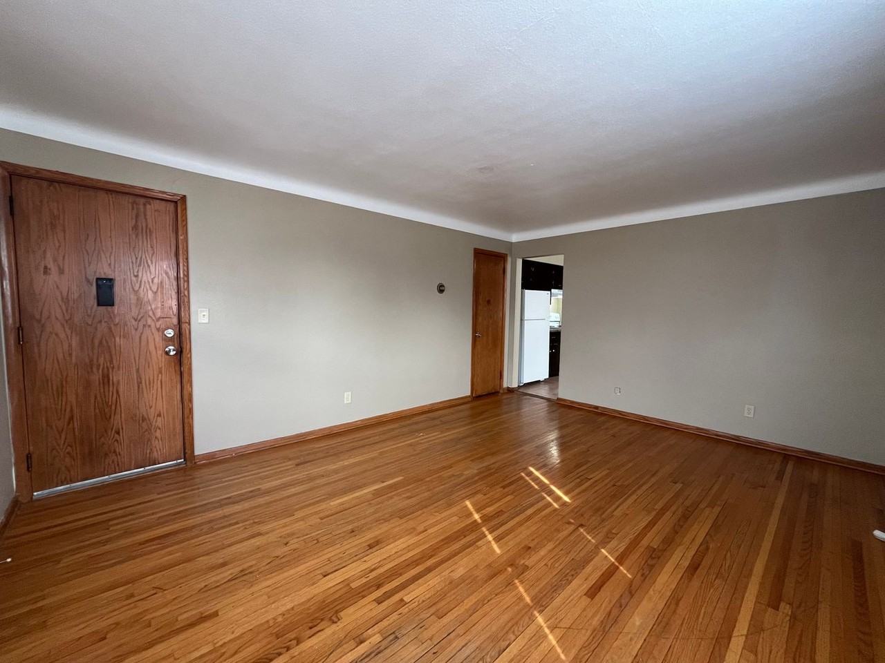 1360 Payne Ave - Photo 5 of 25