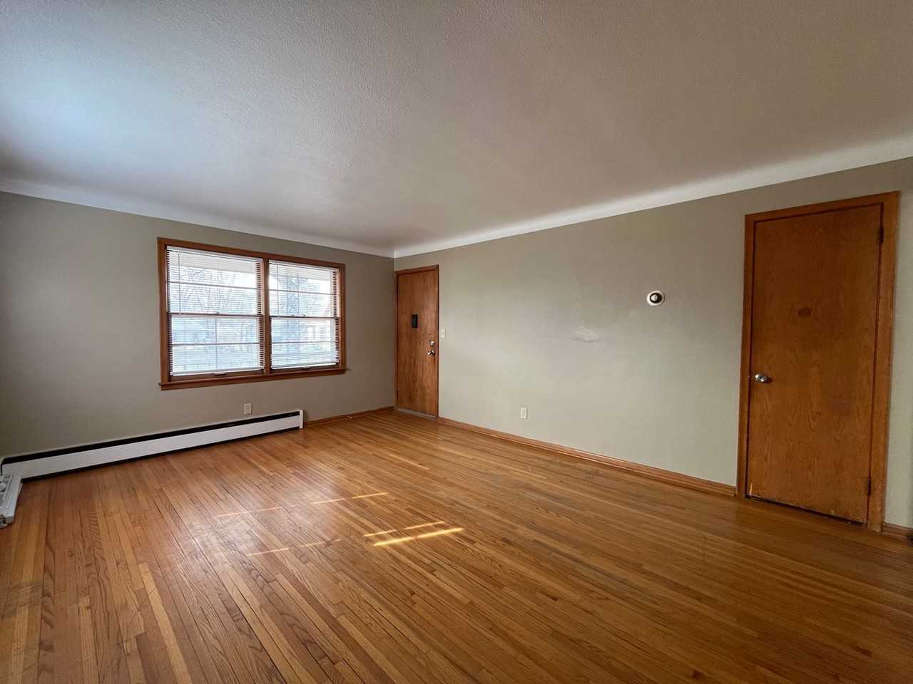1360 Payne Ave - Photo 6 of 25