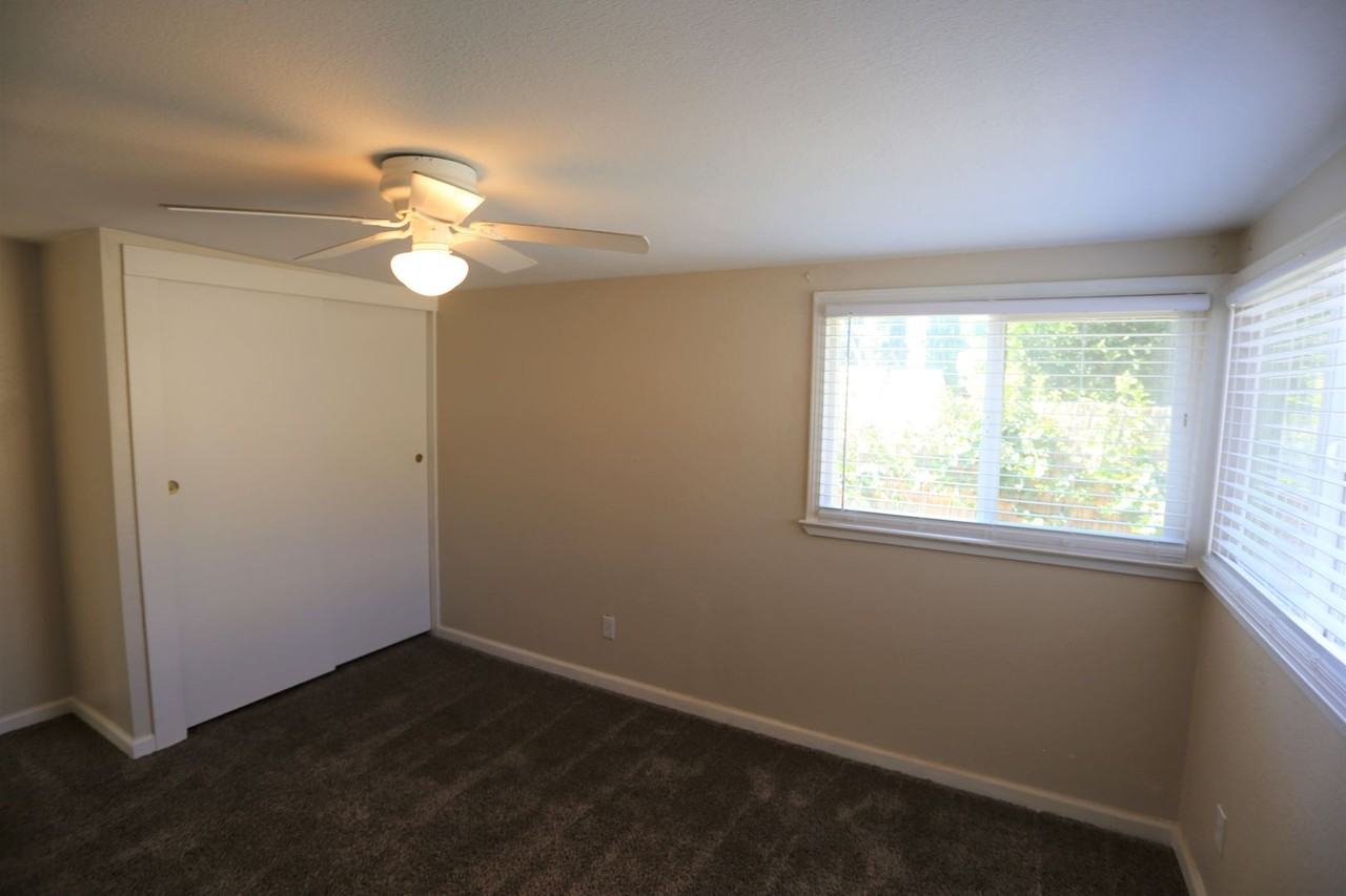 575 E St - Photo 6 of 11