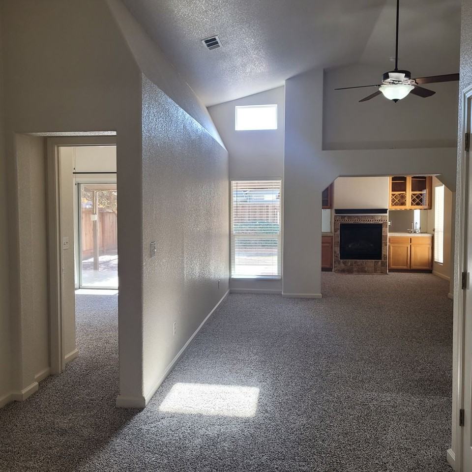 900 Collegeview Dr - Photo 2 of 17