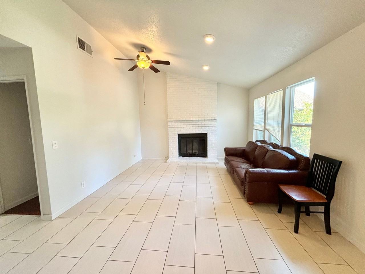 537 Hudson Ct - Photo 3 of 21