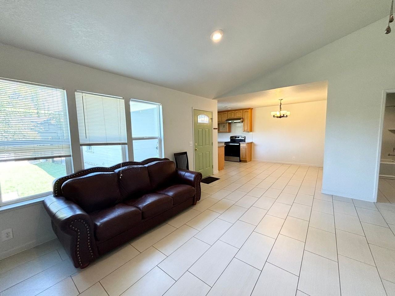 537 Hudson Ct - Photo 4 of 21