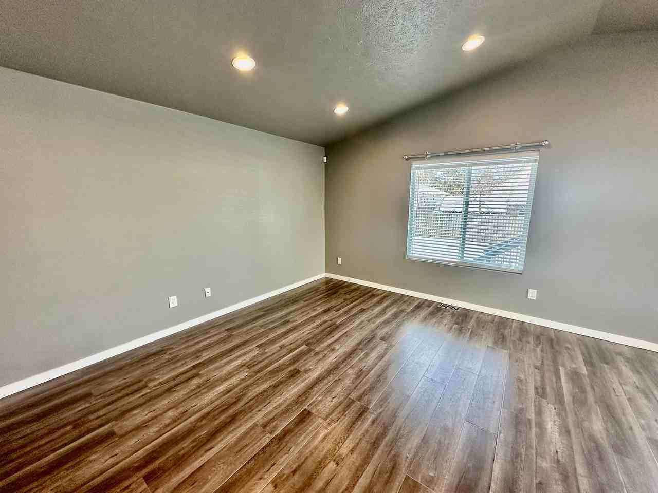 2929 N Nelson St - Photo 2 of 14