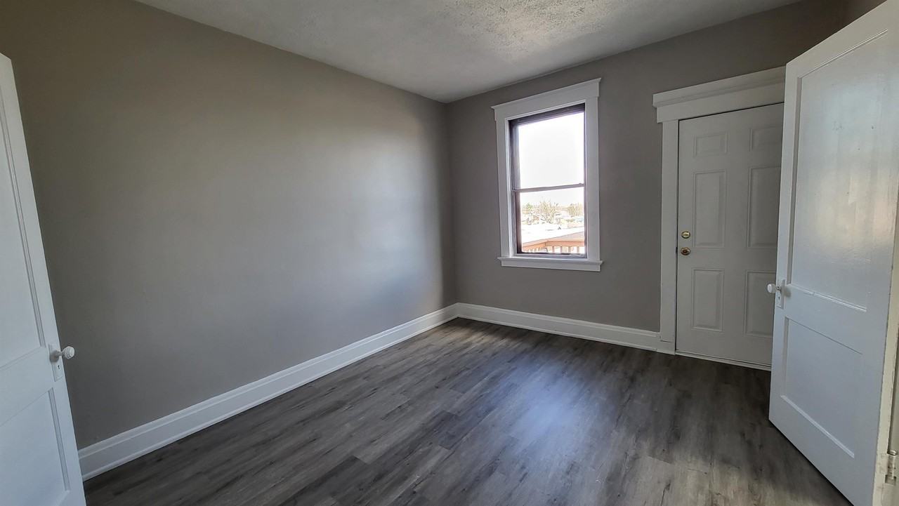 7506 Hamilton Ave - Photo 3 of 16