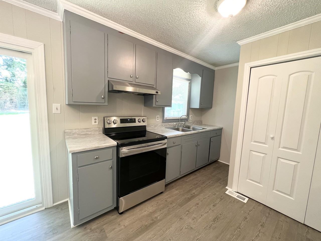 44 Iris Dr - Photo 3 of 25