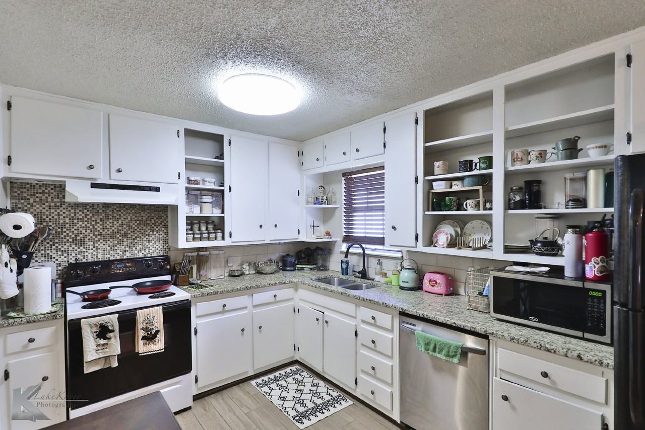 2610 S 39th St - Photo 3 of 31