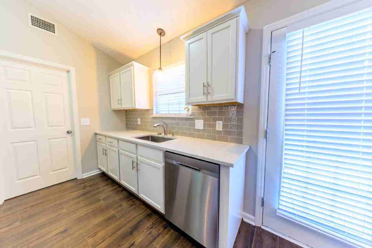 955 Dalebrook Ln - Photo 3 of 26