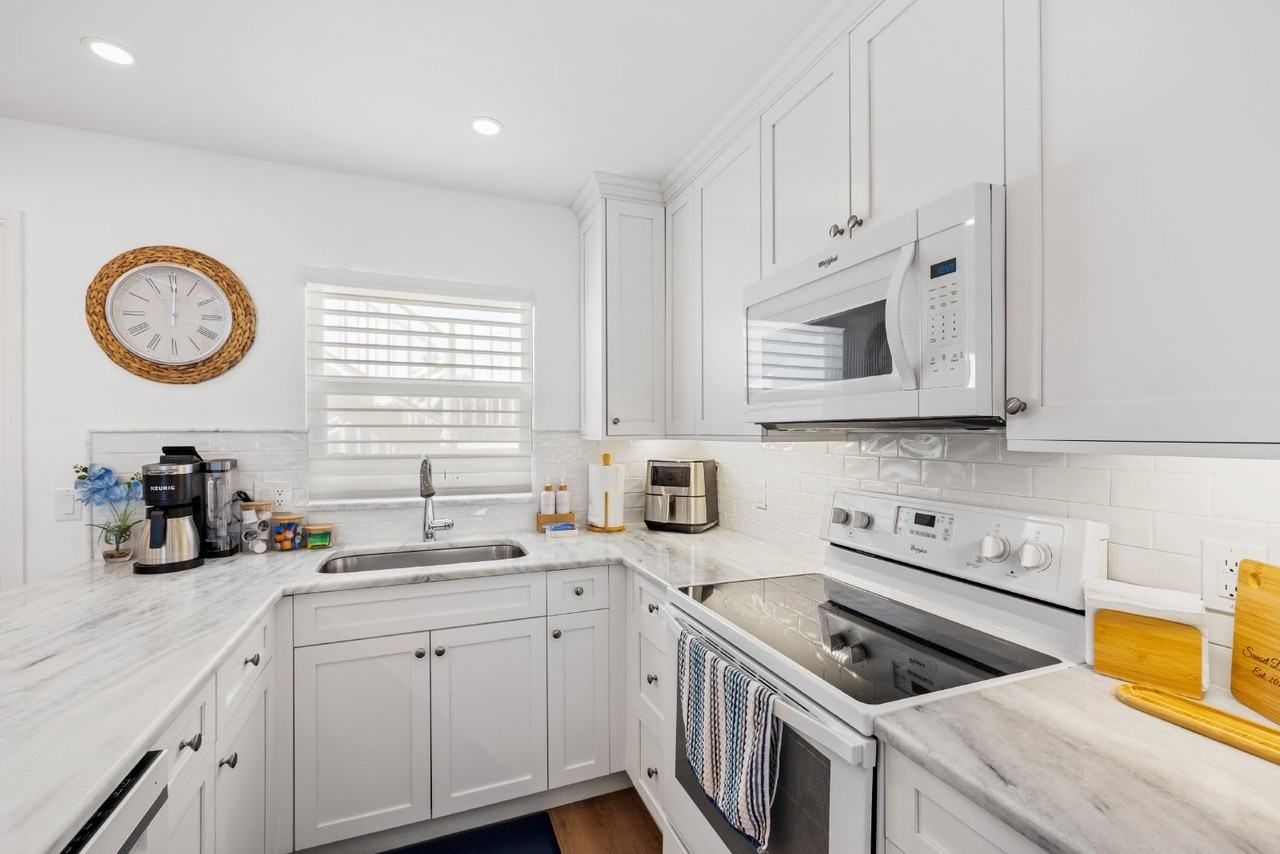 404 Broad Ave S - Photo 2 of 20