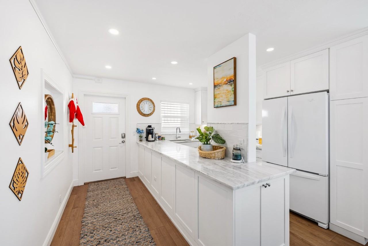 404 Broad Ave S - Photo 3 of 20