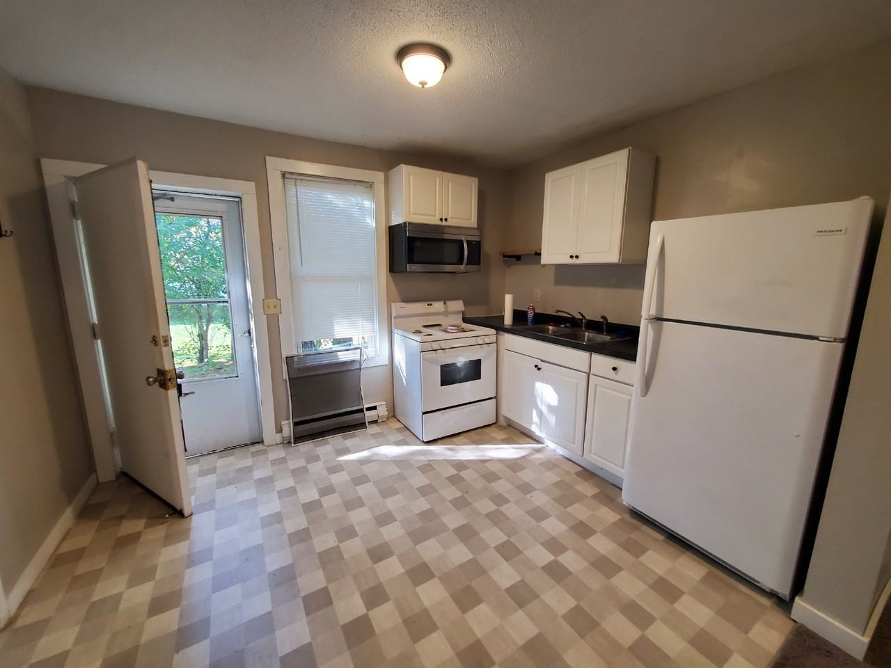 228 William St N - Photo 4 of 13