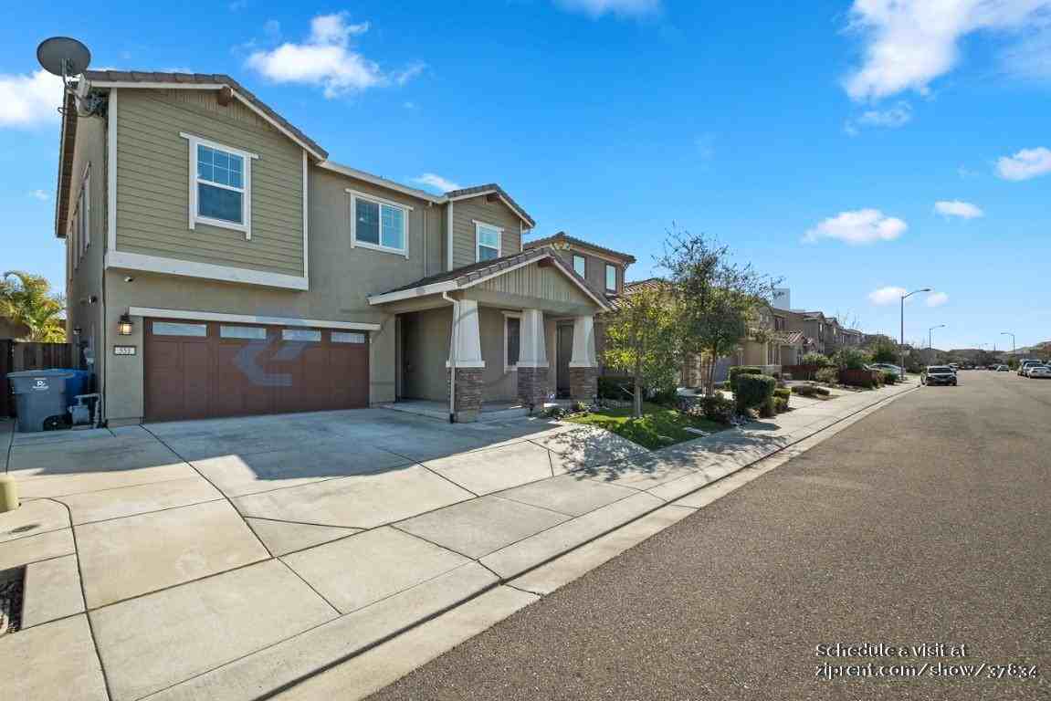 551 Sawyer Dr - Photo 2 of 42