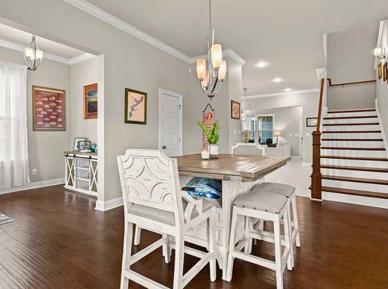 1197 Memorial Sq - Photo 2 of 4