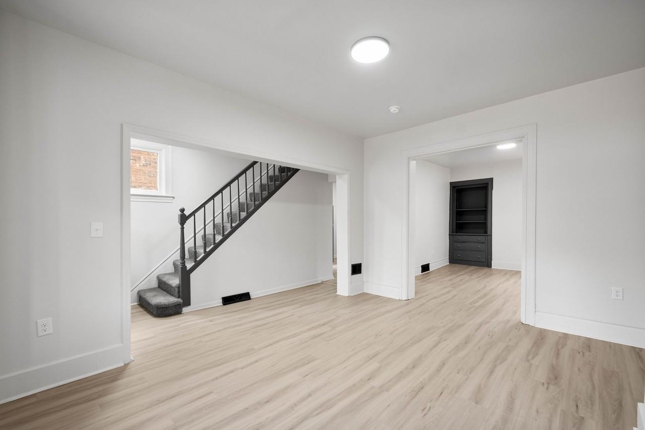 427 Russellwood Ave - Photo 3 of 33