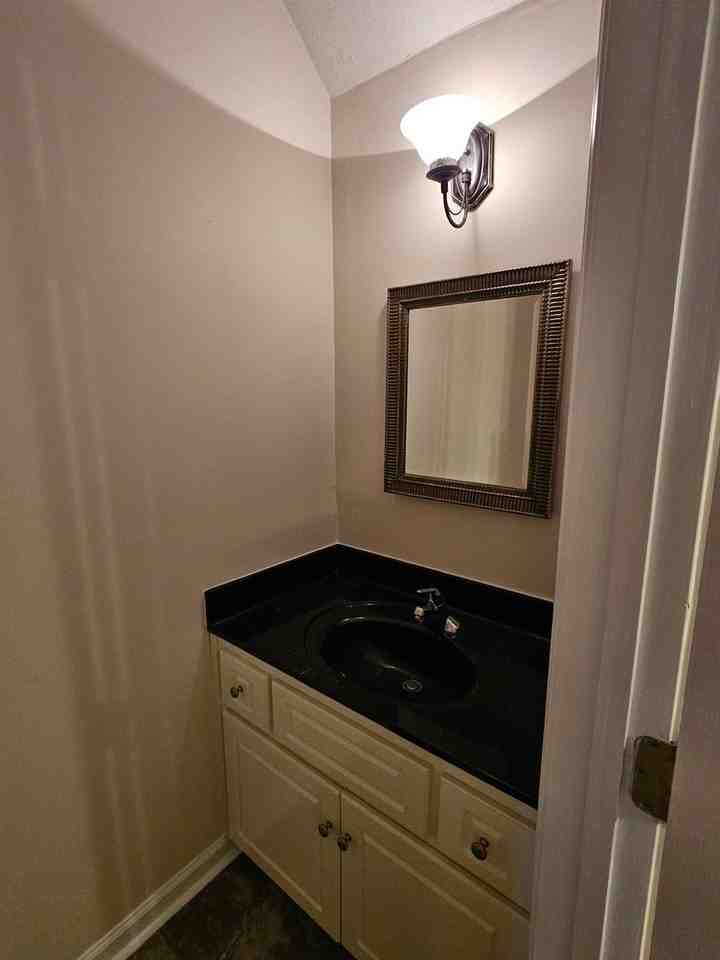 338 Bay St - Photo 7 of 27