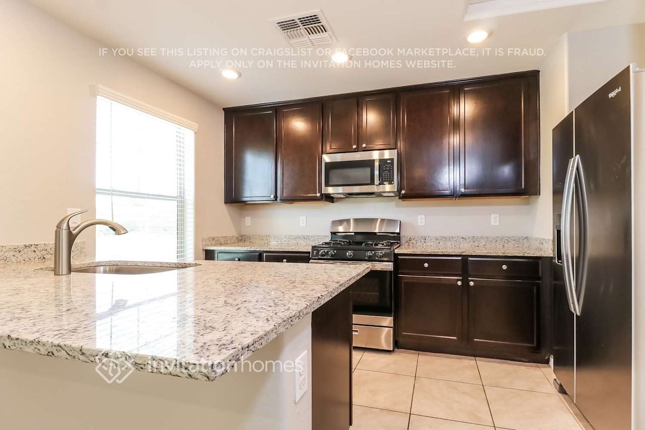 8025 W Agora Ln - Photo 5 of 16