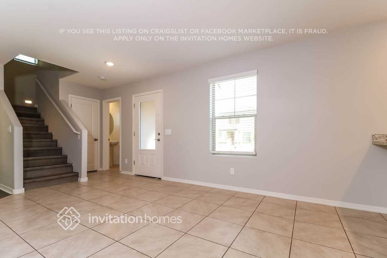 8025 W Agora Ln - Photo 3 of 16