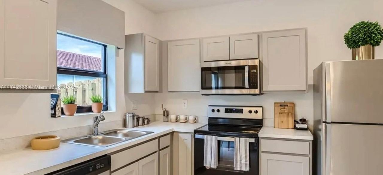 322 Ne 1st Dr #1 - Photo 2 of 9