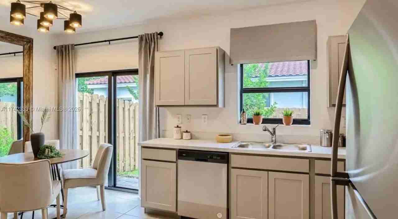 322 Ne 1st Dr #1 - Photo 3 of 9