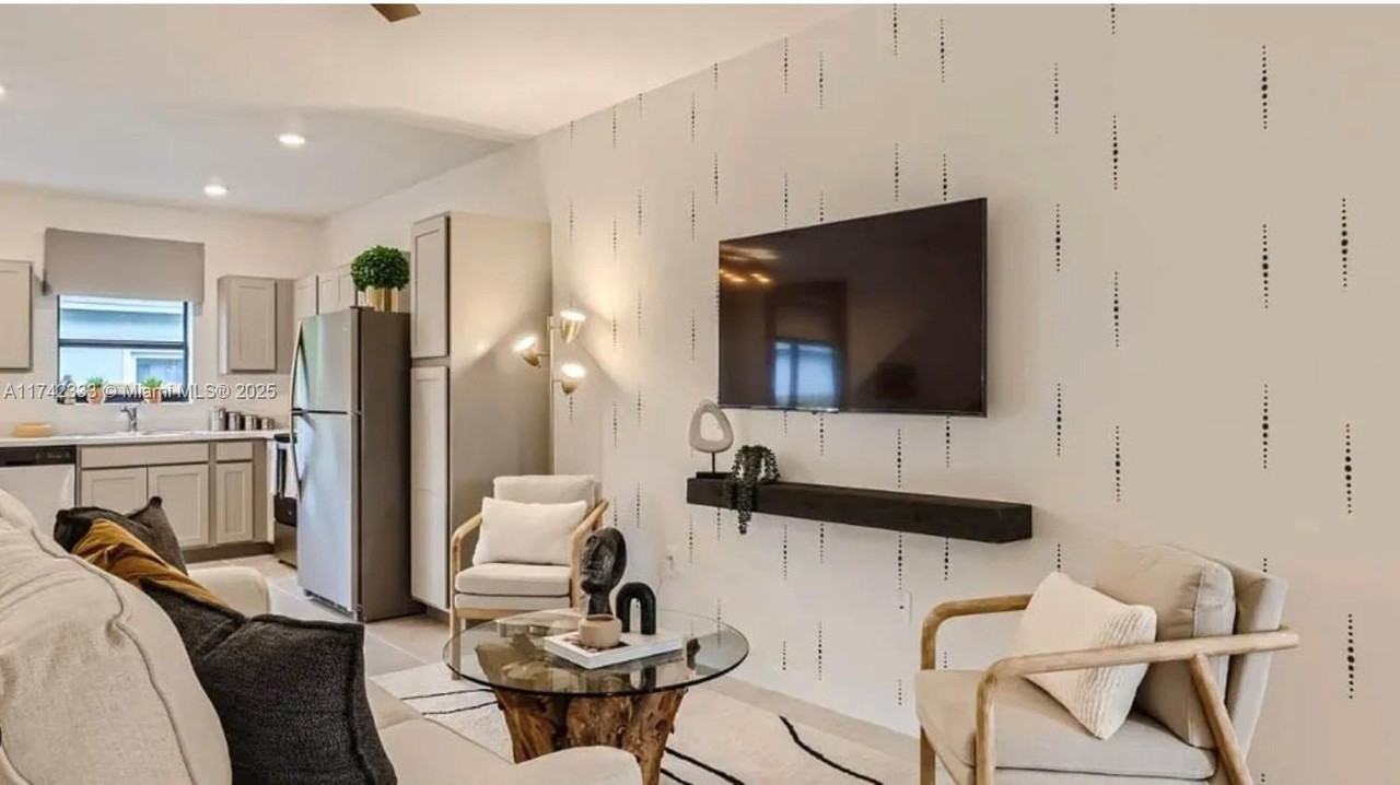 322 Ne 1st Dr #1 - Photo 4 of 9