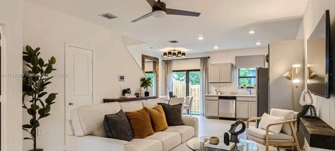 322 Ne 1st Dr #1 - Photo 5 of 9