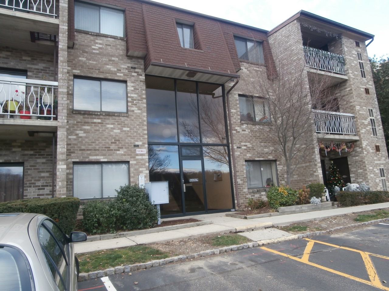 208 Kennedy Dr - Photo 3 of 6