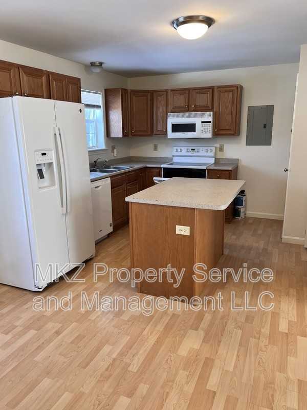 151 Glenwood Dr - Photo 3 of 15