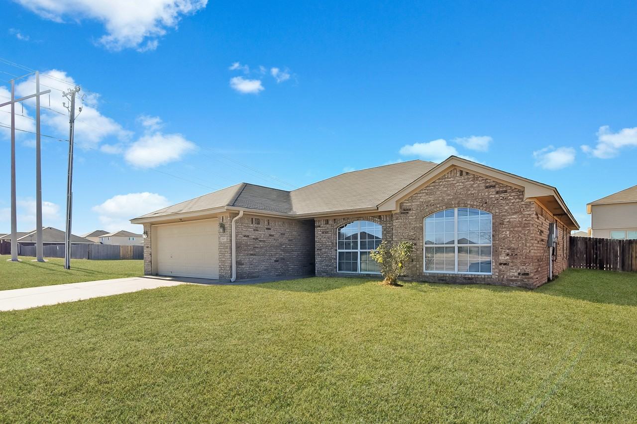 2807 Wisteria Ln - Photo 2 of 24