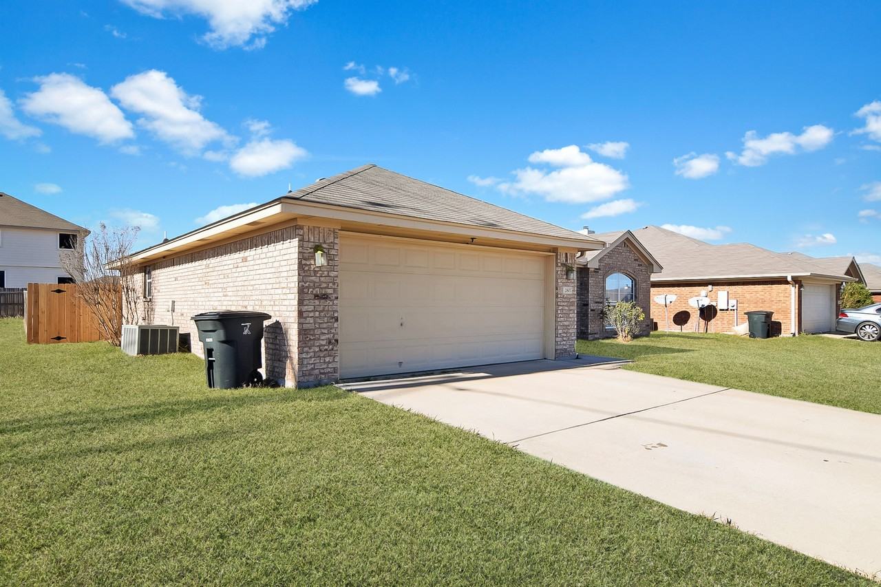 2807 Wisteria Ln - Photo 3 of 24