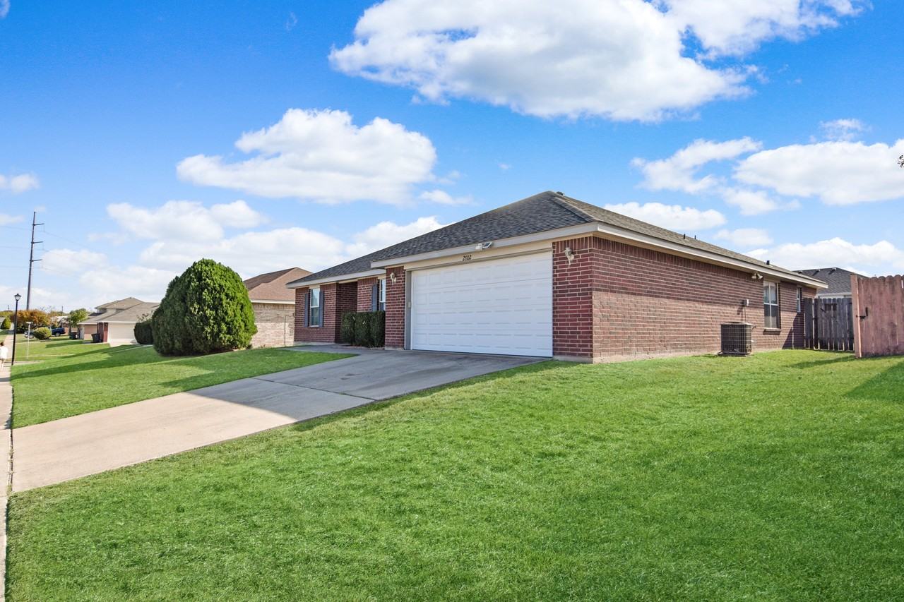 2802 Wesley Dr - Photo 3 of 23